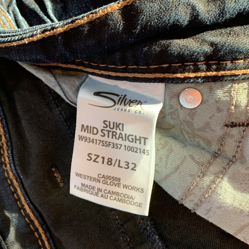 Silver Suki mid straight 18 x 32” jeans in GUC - Picture 3 of 8